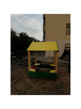 Будиночок-пісочниця з дахом